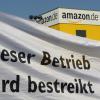Ein Streik-Transparent hängt vor dem Amazon-Versandzentrum in Bad Hersfeld (Archiv).