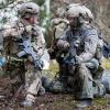 Bundeswehrsoldaten der Eliteeinheit Kommando Spezialkräfte (KSK) trainieren den Häuserkampf und eine Geiselbefreiung.