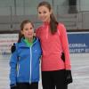 Hannah (links) und Noemi Dempfle aus Wiedergeltingen stehen seit frühen Kindertagen auf dem Eis und haben sich in den vergangenen Jahren in die bayerische Eiskunstlauf-Spitze vorgearbeitet. Am Wochenende vertritt Hannah Dempfle nun die Familienehre bei der Deutschen Nachwuchsmeisterschaft. 	
