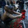 Eine junge Frau legt am in der Nähe des Tatortes in Istanbul Blumen nieder.