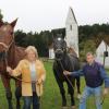 Kutscher Johann Mayerhofer und seine Frau Franziska bereiten sich auf ihren letzten Leonhardiritt in Inchenhofen vor.  	