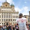 Rund 500 Personen kamen am Samstagnachmittag auf den Rathausplatz um gegen die Corona-Maßnahmen zu demonstrieren.