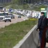 Wenn über lange Zeit nichts vorwärts geht, ist die Versuchung groß, sich im Stau auf der Autobahn – wie hier vor ein paar Monaten bei Edenbergen – die Füße zu vertreten. Doch die Polizei rät strikt davon ab.