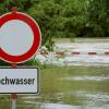 Nach lang anhaltenden Regenfällen führt die Donau Hochwasser. In Günzburg hat sie nur an wenigen Stellen das Bett verlassen und Uferbereiche überflutet. Der Höchststand wurde in der Nacht auf 3. Juni 2013 erreicht. Viele Forst- und Radwege in Flussnähe sind gesperrt. Schild Verbotsschild Sperrung