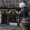 Die Welt ist eine andere: Die Statue von Greyfriars Bobby im schottischen Edinburgh trägt eine Atemschutzmaske. 	