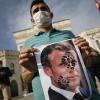 Ein junger Mann hält in Istanbul ein mit einem Schuhabdruck versehenes Foto von Frankreichs Präsident Emmanuel Macron in die Kamera. 