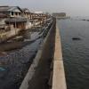 Die Schutzmauer hilft nur vorübergehend: Leere Gebäude stehen entlang eines Ufers in Muara Baru, North Jakarta, Indonesien. Das Gebiet liegt unter dem Meeresspiegel und ist häufig von Überschwemmungen betroffen.