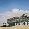 Das etwa 400 Meter lange Containerschiff ist wegen eines Sandsturms bei schlechter Sicht auf Grund gelaufen.