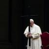 Papst Franziskus betet den Kreuzweg auf dem leeren Platz vor dem Petersdom. Wie bereits im vergangenen Jahr konnte diese Feier anders als üblich nicht am Kolosseum in Rom stattfinden.