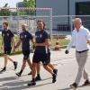 Es geht wieder los: Der FCA auf dem Weg zum ersten öffentlichen Training nach der Sommerpause.