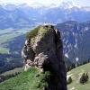 Marc Kohl aus Thannhausen bei einer Rast auf dem Weg zum Aggenstein, im Hintergrund das Thannheimer Tal, fotografiert von Vater Richard Kohl aus Halbertshofen.
 
