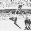 Der US-amerikanische Weitspringer Bob Beamon bei den Olympischen Sommerspielen von Mexiko, wo er einen neuen Weltrekord aufstellte.