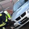 Abgehoben und hart gelandet: Zwischen Zusmarshausen und Adelsried landete der BMW-Fahrer mit seinem Auto auf der Betongleitwand. 