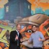 Daumen hoch für den Stadtfuchs: Graffitikünstler WESK und Landrat Martin Sailer (links) freuen sich über das Kunstwerk in der Amtskantine. 	