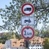 An der Karolinenbrücke in Landsberg wird auf das Durchfahrverbot für Lastwagen und auf die Höhenbegrenzung hingewiesen. 