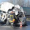 Zu einem schweren Unfall kam es auf der B2 in Höhe Gersthofen Mitte. Der Fahrer eines Lieferwagens bemerkte zu spät, dass der Lastwagen vor ihm bremste, und fuhr auf. Danach prallte der Lieferwagen noch in ein Auto. 
