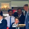 Premierminister Rishi Sunak (Mitte l), Prinz William (r), und sein Sohn Prinz George (vorne M) verfolgen das Cricket-Testspiel England gegen Australien.