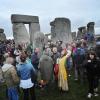 Auch heute noch übt Stonehenge eine besondere Faszination auf die Menschen aus. Jedes Jahr versammeln sich unzählige Menschen zur Sommersonnenwende im britischen Wiltshire um gemeinsam auf den Sonnenaufgang zu warten.