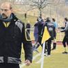 Ein Bild, zwei Gefühlswelten: Vorne ärgert sich Mindelheims Trainer Marcus Eder über den Ausgleich, im Hintergrund jubelt Schwaben Augsburg. 