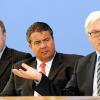 Der frühere Bundesfinanzminister Peer Steinbrück (von links nach rechts), der SPD-Vorsitzende Sigmar Gabriel und der SPD-Fraktionsvorsitzende im Bundestag, Frank Walter Steinmeier in Berlin. 