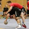 Die Handball-Herren des TSV Aichach (rote Trikots) mussten zum Auftakt der Bezirksoberliga-Saison eine klare Heimniederlage gegen den VfL Günzburg II einstecken. Da der Gegner aber zu den Aufstiegsanwärtern zählt, haben sich die Paarstädter achtbar geschlagen.  	 	