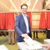 Zuversicht bei der Stimmabgabe: Der CSU-Landtagskandidat stimmte am Wahlsonntag um 11.15 Uhr  im Stimmbezirk 201 im Höchstädter Rathaus ab.