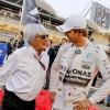 Nico Rosberg auf der Rennstrecke in Bahrain im Gespräch mit Bernie Ecclestone.