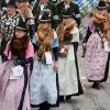 Junge Frauen in Tracht und mit Fuchspelz nehmen an einer Gedenkfeier für die Opfer der Sendlinger Mordweihnacht von 1705 teil.