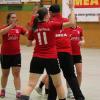 Abklatschen nach dem Sieg: Die Handball-Frauen des TSV Aichach eilen im Jahr 2017 von Sieg zu Sieg. Auch beim TSV Göggingen behielt das Team von Trainerin Sabrina Seifert die Nerven.