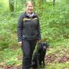 Marieke Plate mit Forsthund Fiete im Nördlinger Stiftungswald.