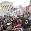 Für sie ist es ein großer Sieg: Eine Gruppe Abtreibungsgegner feiert vor dem Supreme Court mit Sekt, nachdem der Oberste Gerichtshof das liberale Abtreibungsrecht gekippt hat.