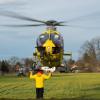 Ein Rettungshubschrauber startet nahe der Unfallstelle des Zugunglücks in der Nähe von Bad Aibling. 