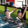 Annika Diemer (rechts) und Quirin Mayr, beide Jahrgang 2009, zählten zu den jüngsten Startern des TSV Friedberg beim Cool Swimming Cup. Quirin Mayr durfte dabei auch erstmals bei einer „großen“ Staffel starten.  	 	