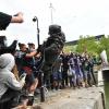 Demonstranten versenken im Hafen von Bristol bei einem Protest gegen Rassismus und Polizeigewalt die Statue von Edward Colston. Colston war ein Kaufmann und Sklavenhändler im 17. Jahrhundert.