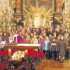 Beim Schlusslied „Stille Nacht“ versammelten sich alle Mitwirkenden des Konzerts im Altarraum der Thierhauptener Pfarrkirche St. Peter und Paul.  