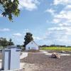 Noch wird auf dem Wittislinger Friedhof gebaut. Drei Urnenstelen und ein Gerätehaus sind bereits verwirklicht.  