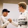 Nico Rosberg (r) hat seinem Mercedes-Teamkollegen Lewis Hamilton für das nächste Jahr den Kampf angesagt.