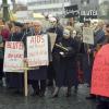 Angehörige Aids-infizierter Bluter demonstrieren im März 1994 in Bonn.
