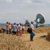 Zahlreiche Besucher pilgern seit Tagen zu dem Kornkreis auf einem Weizenfeld unweit der Raistinger Satellitenantennen.  

