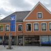 Der Hauptsitz der Raiffeisenbank Thannhausen. Insgesamt arbeiten 41 Mitarbeiter für die Genossenschaftsbank in vier Geschäftsstellen. 188 Millionen Euro haben die Kunden in Einlagen der Raiffeisenbank anvertraut. 2017 hat die Bank mit fast 15000 Euro kulturelle Projekte und soziale Einrichtungen unterstützt.  	