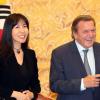 Gerhard Schröder und Soyeon Kim bei einem Treffen anlässlich der Präsentation von Schröders Biografie in Südkorea.