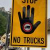 Mit diesen zusätzlichen Schildern will die Stadt Harburg verhindern, dass sich Lkw-Fahrer in die Altstadt verirren.