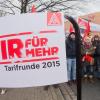 Demonstrierende Vertreter der IG Metall vor dem Auftakt der Tarifverhandlungen der Metallindustrie. Am heutigen Dienstag sind 22 Betriebe in Bayern zum Streik aufgerufen.