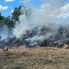 Fast zwei Tage nach dem Brand einer landwirtschaftlichen Lagerhalle im Langerringer Ortsteil Gennach raucht das Heu weiter.