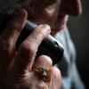 Mit einem üblen Trick versuchten Betrüger, einer Seniorin aus der Region am Telefon Angst zu machen und an Geld zu gelangen.