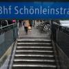 «U-Bahnhof Schönleinstraße»: Hier wurde ein Obdachloser schlafend in Brand gesetzt. Nur durch beherztes Eingreifen wurde das Feuer rechtzeitig gelöscht.