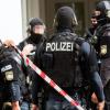 Mit Sondereinsatzkräften suchte die Polizei am Abend nach einem bewaffneten Räuber in Augsburg.