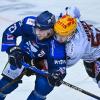 Sandro Schönberger von Straubing (l) kämpft mit Alex Friesen von den Fischtown Pinguins um den Puck.