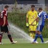 Wasserspiele in Nürnberg: Der Rasensprenger zwang die Cluberer Rico Preißinger und Patrick Rakovsky, den Illertisser Ardian Morina (von links) und alle ihre Teamkollegen zu einer zehnminütigen Pause.  	