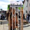 Das Ende der fünften Jahreszeit bildet im Landkreis Günzburg der Gaudiwurm im Altort Jettingen. Ausgelassen feierten die Narren bei bestem Wetter den Saison-Endspurt.